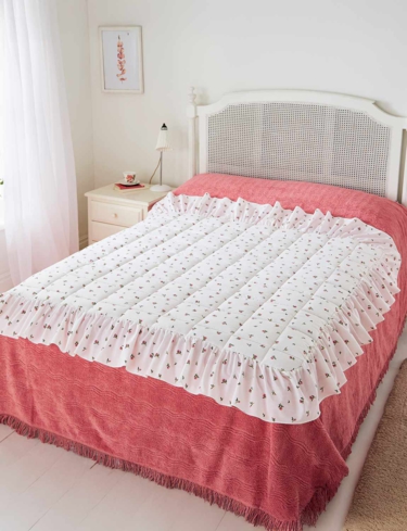 Rosebud Eiderdown Style Quilt